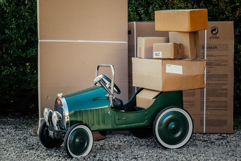Voiture miniature entourée de cartons de déménagement