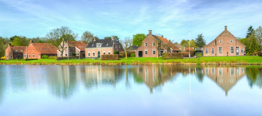 Berges d'un lac avec plusieurs habitations