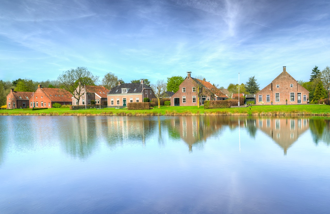 Berges d'un lac avec plusieurs habitations