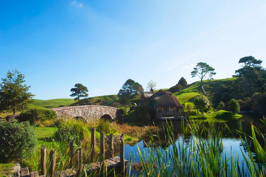 Maison de campagne près d'un étang avec petit pont en pierre