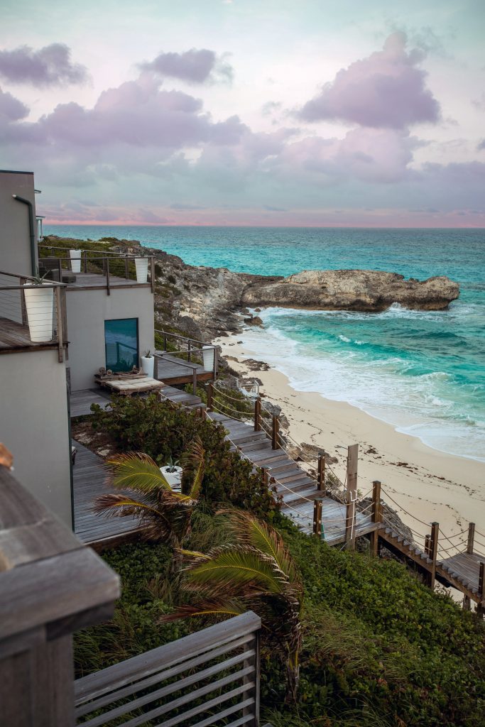 Villa d'architecte en bord de mer avec escaliers qui donnent sur la plage